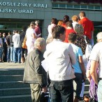 Loňské řady před úřadem Moravskoslezského kraje při podávání dotací. Zdroj: Novinky.cz