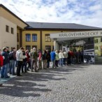 Fronta čekajících před krajským úřadem v Hradci Králové v první den příjmu žádostí.