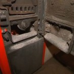Starý kotel na uhlí, který zamořuje ovzduší v Moravskoslezském kraji.